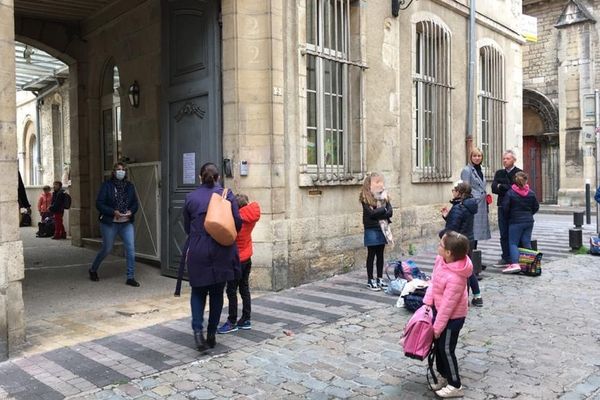 La rentrée des classes jeudi 14 mai 2020 dans une école de Dijon après deux mois de déconfinement 