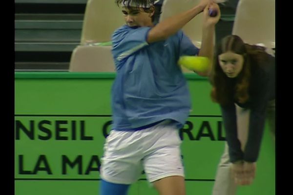 Le jeune Nadal transpire sur le court du Challenger de CXherbourg en mars 2003. Il avcait 16 ans.