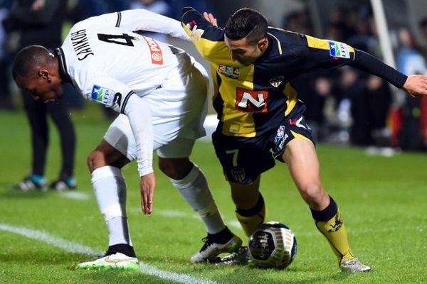 Le défenseur guingampais Baissama Sankoh (en blanc) face au milieu Fawzi Ouaamar d'Arles-Avignon lors des 8e de finale de Coupe de la Ligue au Parc des Sports Stadium en Avignon - 17/12/2014