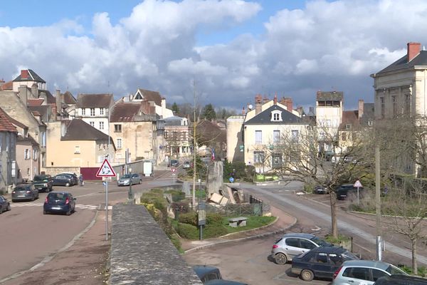 Clamecy, 3700 habitants, est située en zone périurbaine, dans le Nord de la Nièvre.