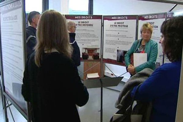 Les bureaux de l'unité éducative de milieu ouvert (UEMO) de Clermont-Ferrand ouvraient leurs portes lundi.