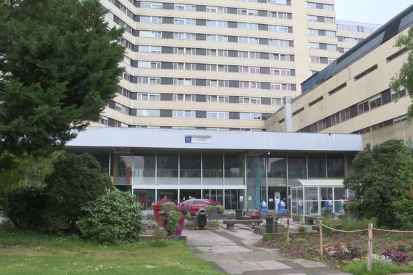 Entrée principale de l'hôpital Pellegrin à Bordeaux.