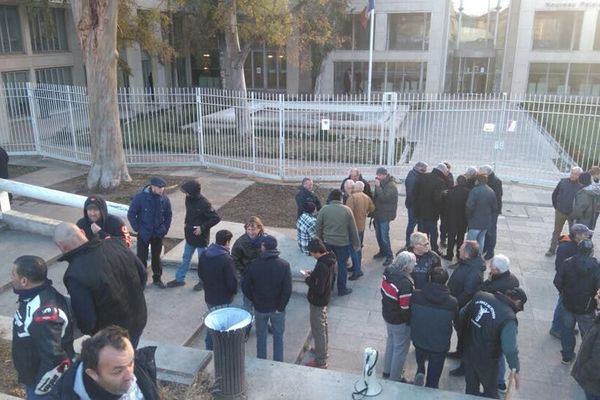 Pour le troisième jour consécutif, les agriculteurs du Gard et de l'Hérault se sont rassemblés en soutien à leurs collègues interpellés. Ce mercredi 17 janvier, ils étaient devant le tribunal de Montpellier.