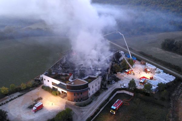 Lussan (Gard) : un laboratoire de 2.400m2 détruit dans un important incendie - 18 octobre 2021.