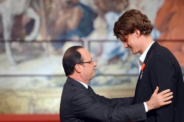 Yannick Agnel décoré des insignes de la Légion d'Honneur par François Hollande à l'Elysée.