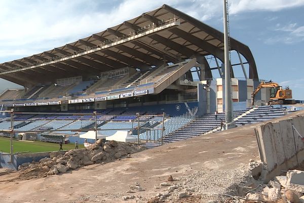 Les travaux ont débuté en tribune Est.