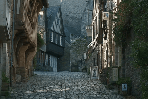 La rue du Jerzual à Dinan, qui grimpe du port à la vieille ville