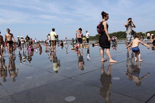 Le Miroir d'eau à Bordeaux pour trouver un peu de fraîcheur.