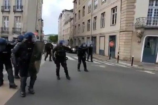 Un gendarme a sorti son arme face à un automobiliste énervé le 11 mai 2019  quai de la Fosse à Nantes