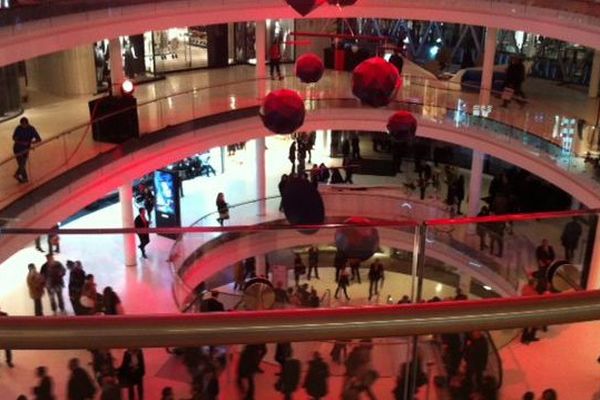 Les centres commerciaux comme «Beaugrenelle, Bercy 2, Italie 2, devraient faire partie des ZTI. Ces lieux ne sont pas "précisément connus pour leur affluence touristique internationale" dénoncent les syndicats.