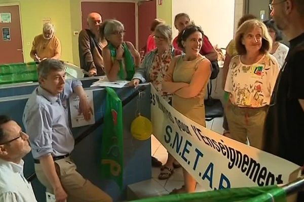 Ce matin, une cinquantaine de personnes bloquaient le centre de correction d'examens située au lycée de la Canourgue (Lozère).