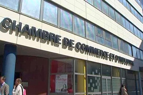 Une quarantaine de salariés ont manifesté lundi 19 mai 2014 contre la suppression de 21 postes à la CCI de Côte-d'Or. 