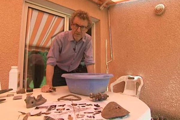 Gilles Collaveri, devant des pièces d'avions.