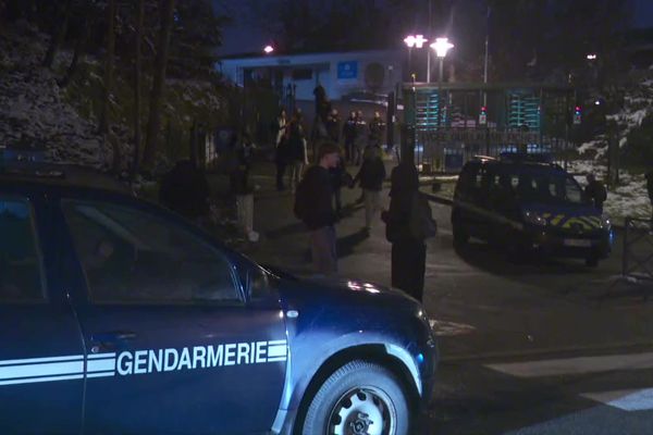 Un adolescent cagoulé s'est introduit dans le lycée Guillaume-Fichet de Bonneville (Haute-Savoie) le 11 janvier 2024, entraînant l'évacuation de l'établissement.