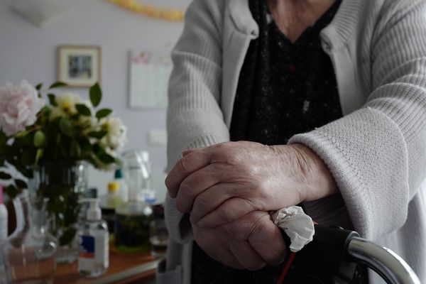 Une résidente d'une maison de retraite, en France, en mai 2020.