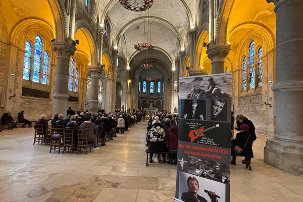 Église Saint-Pierre-Saint-Paul à Épernay : début de la messe rendue en hommage à Johnny Hallyday.