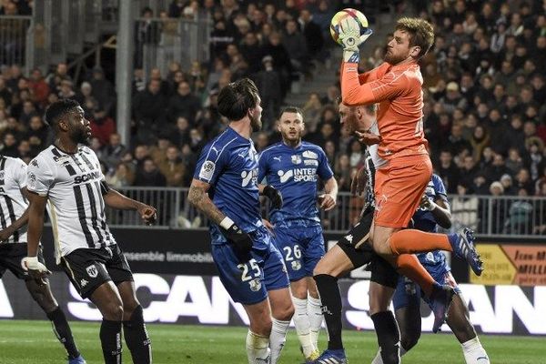 Le gardien amiénois, Régis Gurtner, décisif lors du match Angers-Amiens le 16 mars 2019