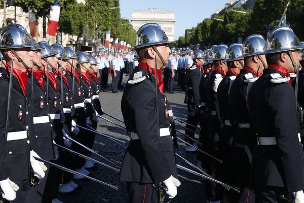 Des élèves de l'Ecole Nationale Supérieure des Officiers de Sapeurs-Pompiers sur les Champs-Elysées le 14 juillet 2017 à Paris