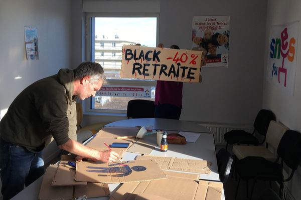 Les préparatifs s'activent au sein des enseignants du SNUIPP-FSU à Angoulême.