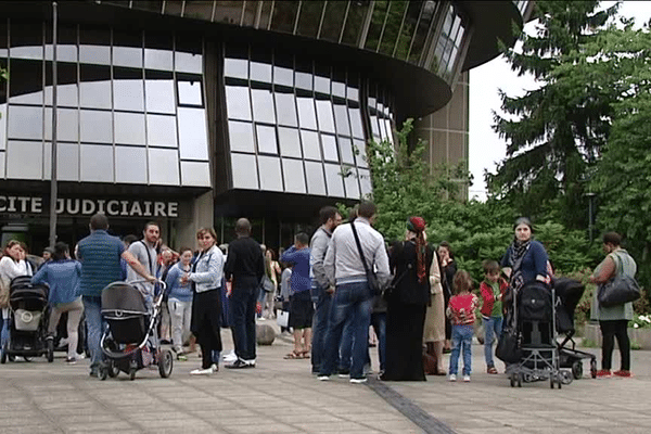 Des sans papiers vivant aux squat de la Poterie, rassemblés devant la Citée Judiciaire de Rennes (35).