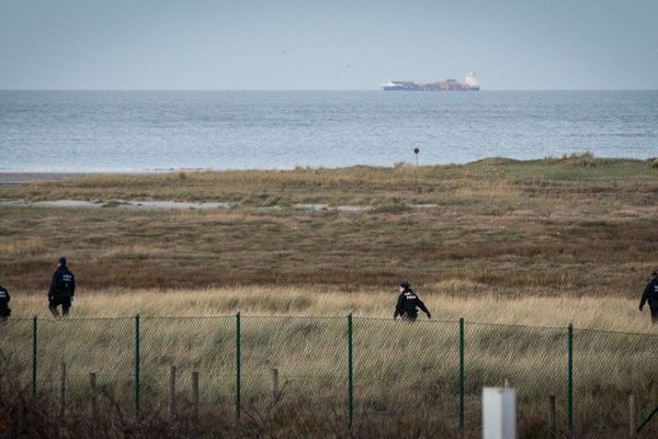 Un patrouille de policiers belges, fin janvier, le long du littoral.