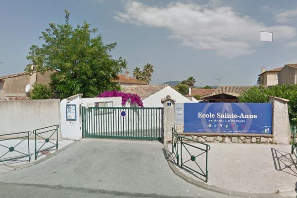 Dix-sept personnes en lien avec une école privée catholique de Saint-Tropez ont contracté la rougeole faute pour la plupart de vaccination correcte.