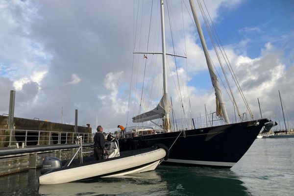 Une manoeuvre de la capitainerie pour mettre les bateaux de la Trinité-sur-Mer à l'abri.