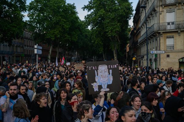 Des centaines de personnes ont manifesté dans les rues de Toulouse, en Haute-Garonne, mercredi 12 juin 2024, contre l'extrême droite malgré l'interdiction de la préfecture.