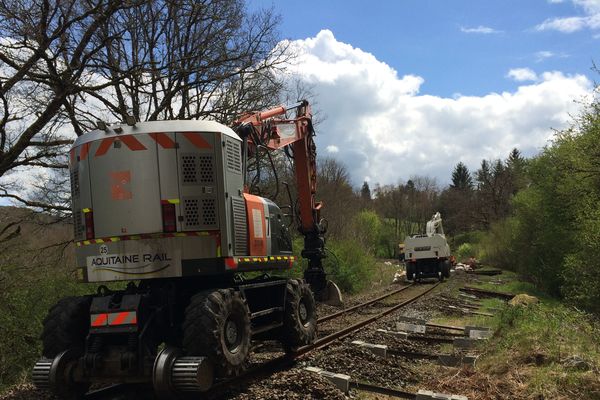 Dans le Cantal, entre Laroquebrou et Aurillac un important travail de rénovation des voies ferroviaires est entrepris sur quelques 45 kilomètres. De fait, jusqu'au 7 juillet 2017, plus aucun train ne pourra circuler sur la ligne Aurillac-Brive.