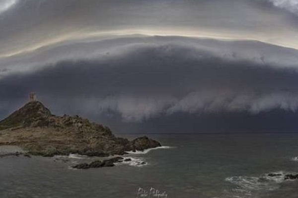 Le 18 août 2022, un impressionnant nuage s'était formé au-dessus des îles Sanguinaires. Cet arcus annonçait l'arrivée imminente de la tempête.