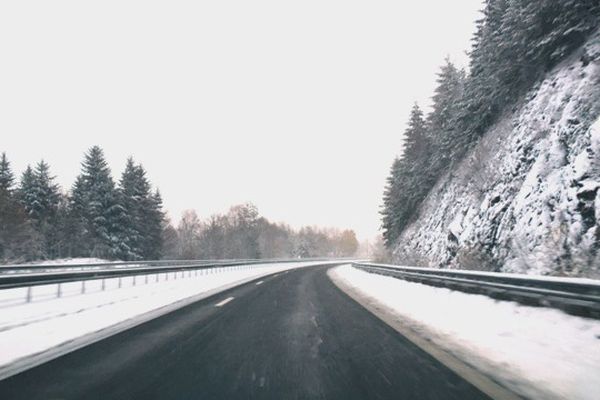 Dimanche matin l'autoroute A89 était recouverte de 5 à 10 cm de neige à hauteur de Saint-Rémy-sur- Durolle (63).