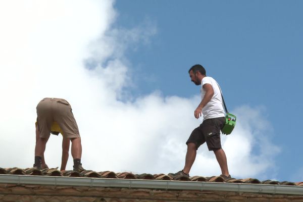 Les couvreurs sont à pied d'oeuvre pour intervenir chez les sinistrés suite aux orages de grêle.