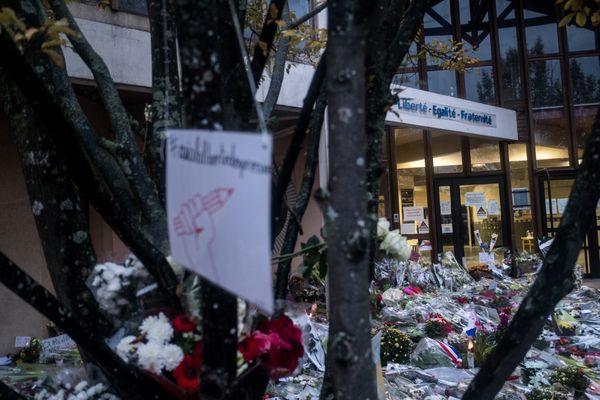 Archives. 20/10/2020 - (France / Yvelines / Conflans-Saint-Honorine) - Les gens viennent déposer des gerbes de fleurs, bougies, dessins et témoignages devant le collège du Bois d'Aulne en hommage au professeur d'histoire décapité. Samuel Paty a été tué par un réfugié tchétchène de 18 ans, né a Moscou, qui a ensuite été abattu par la police. 