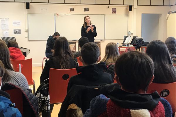 Céline Laborie chanteuse lyrique avec des élèves de troisième du collège Léo Ferré de Saint-Lys (31)