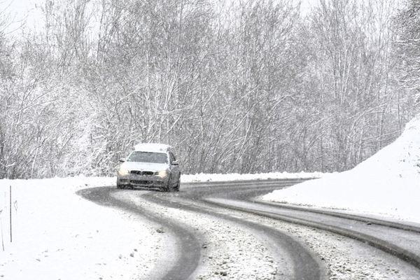 Les Pyrénées sont particulièrement touchées par d'importantes chutes de neige, dès la basse montagne.