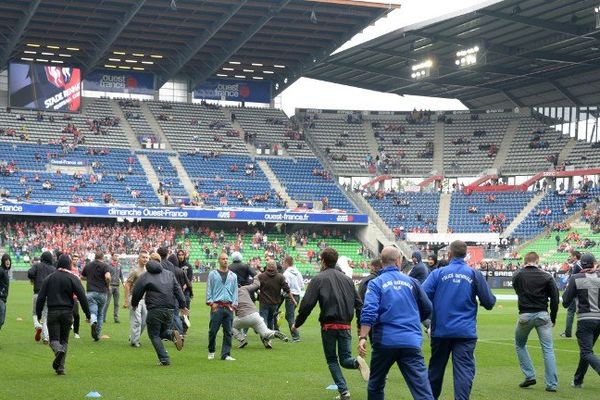 Une trentaine d'ultras a envaih la pelouse du Stade rennais près d'une heure avant le début du derby