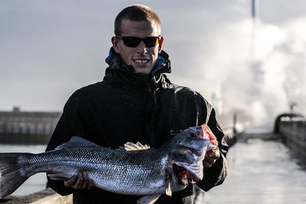 Stéphane vient de pêcher à la ligne un bar de six kilos.