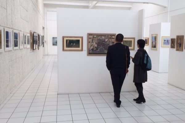 Des visiteurs de l'exposition "Pastels du Monde" à Montluçon. 