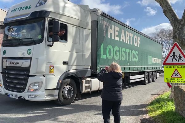 Malgré l'interdiction, de nombreux poids lourds continuent d'emprunter les routes traversant le petit village de Marseillette.