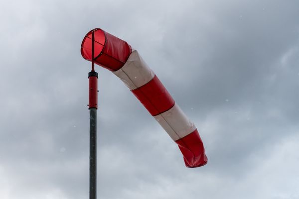 Des orages et des rafales de vent pouvant atteindre 120 km/h sont attendues dès mercredi soir, selon Météo France.