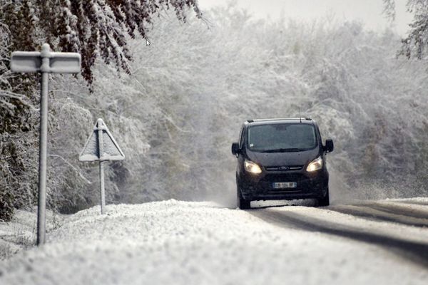 Une vigilance jaune est lancée pour neige et verglas dans l'Ain et la Loire, dans la nuit du lundi 30 novembre au mardi 1er décembre. Photo d'illustration.