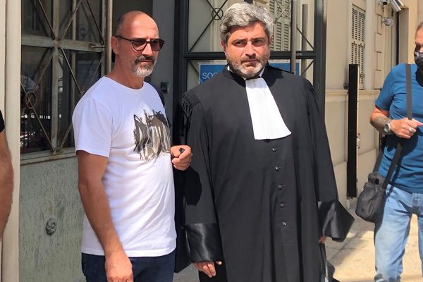 Thierry Casolasco accompagné de son avocat, Maître Emmanuel Mercinier-Pantalacci, devant le Palais de Justice d'Ajaccio, ce mardi 7 septembre. 