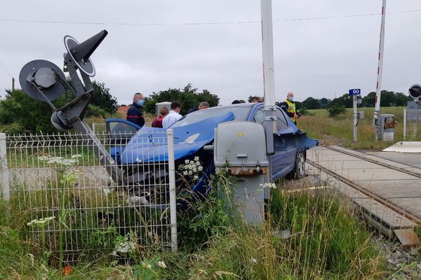 La voiture percutée par le train TER en direction de Rennes ce samedi 19 juin 2021 à Précey.