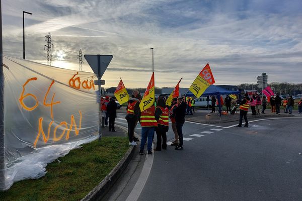 Les camions ont bien pu partir faire leur collecte au petit matin, mais seront empêchés de décharger. La mobilisation est à durée indéterminée.