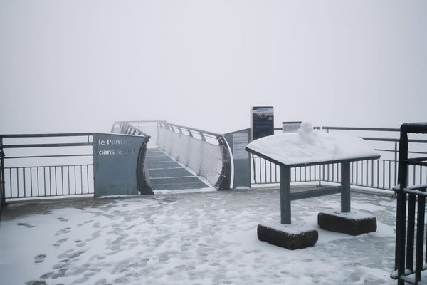 "La montagne nous réserve toujours des surprises et nous sommes ravis de partager ce moment hivernal en plein été avec vous !" constate le Pic du Midi en ce 4 août.