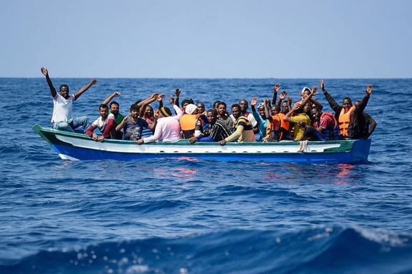 Une embarcation de 25 personnes à la dérive