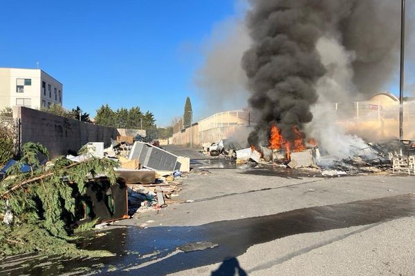 Un feu de détritus s'est déclaré ce mardi 19 décembre 2023 aux abords d'une caserne située à Montpellier, dans l'Hérault, endommageant l'un des murs du bâtiments. La police nationale dépêchée sur place.