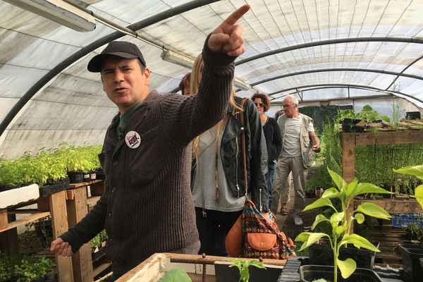 Ludovic Leblond, salarié des Jardins du Coeur joue le guide pendant les journées portes ouvertes