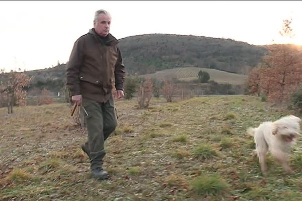 Pierre avec son chien Nouna à la recherche de truffes sur sa parcelle située en Ardèche méridionale