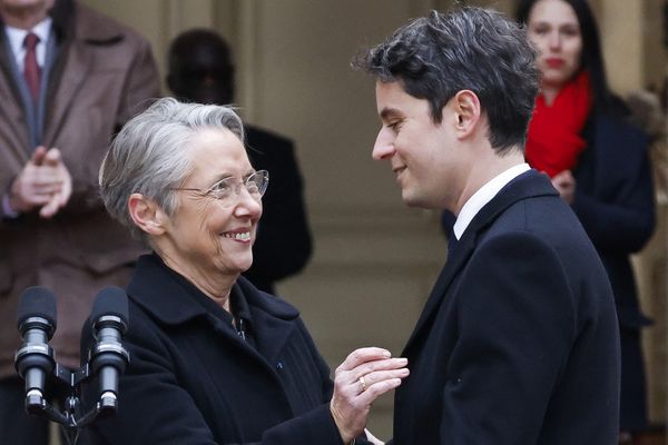 Elisabeth Borne et Gabriel Attal sur le perron de Matignon, le mardi 9 janvier 2024, lors de la passation.de pouvoir.